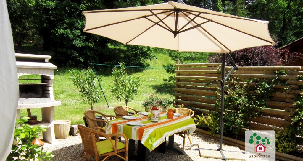 Les Sapinettes location vacances Bergerac : terrasse et barbecue privé