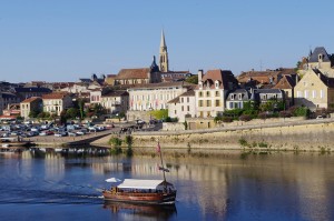 La ville de Bergerac vu de l'eau